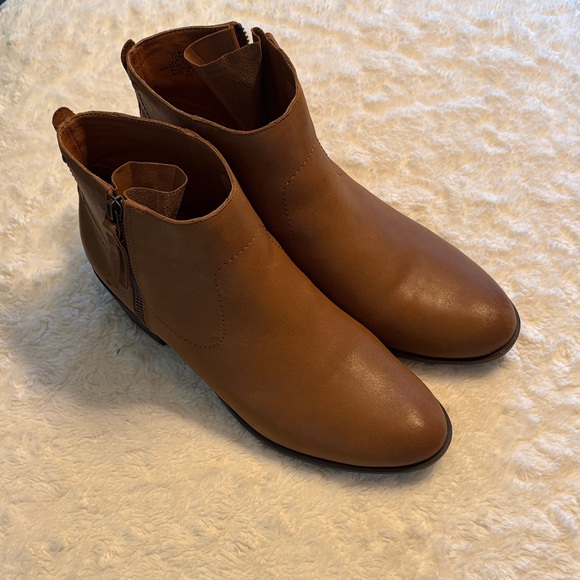 Lucky Brand Women’s Ankle Boots (10) NWOT - Picture 1 of 4